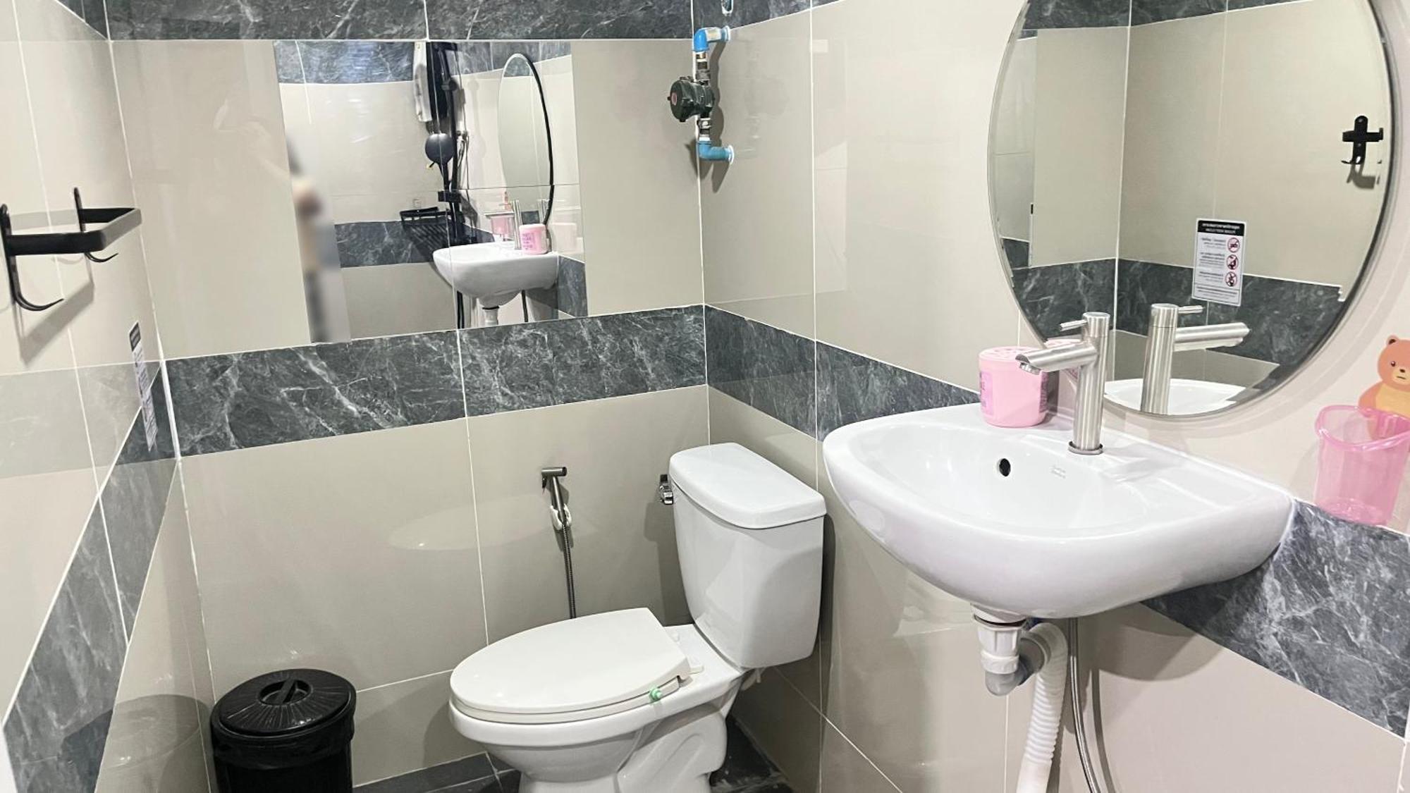 Pa Chalermchai Guesthouse 방콕 외부 사진