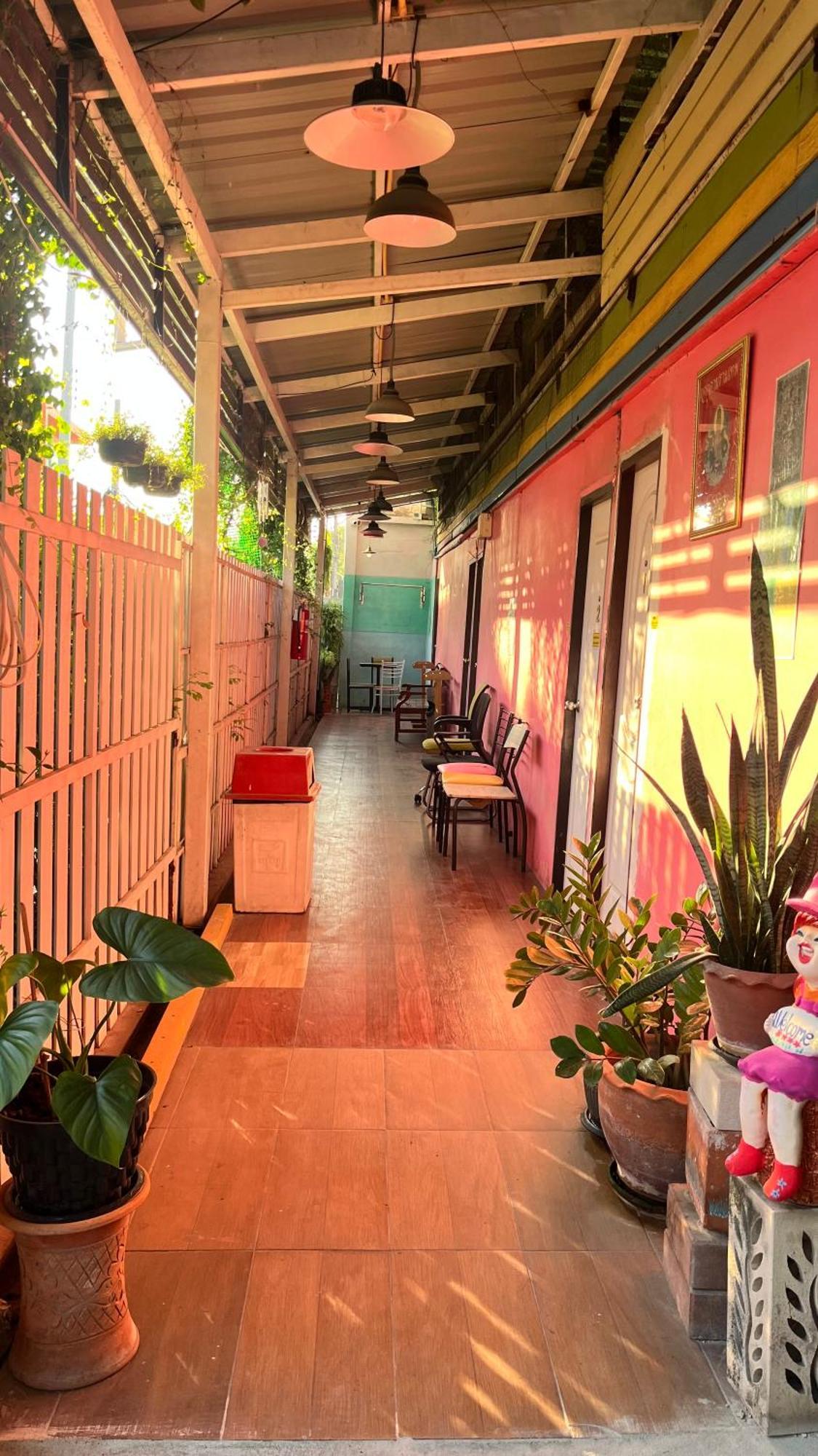 Pa Chalermchai Guesthouse 방콕 외부 사진